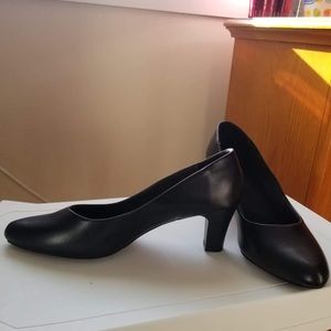 Black medium heel shoes